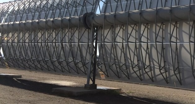Plataforma Solar de Almería - zoom sur colonne acier et fondations béton enterrées